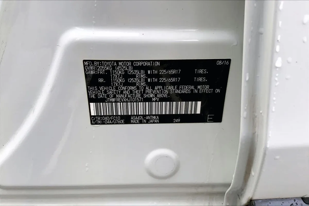 2017 Toyota RAV4 XLE thumbnail 31