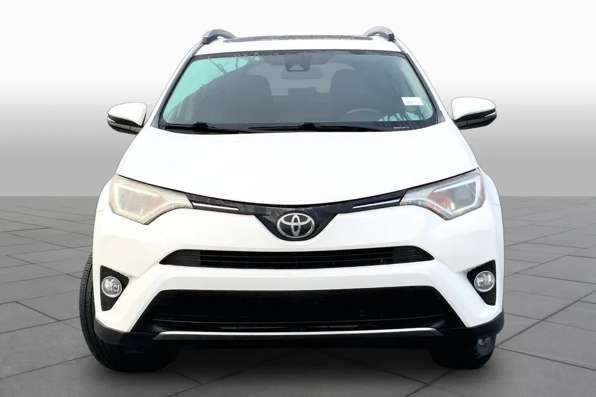 2017 Toyota RAV4 XLE thumbnail 4