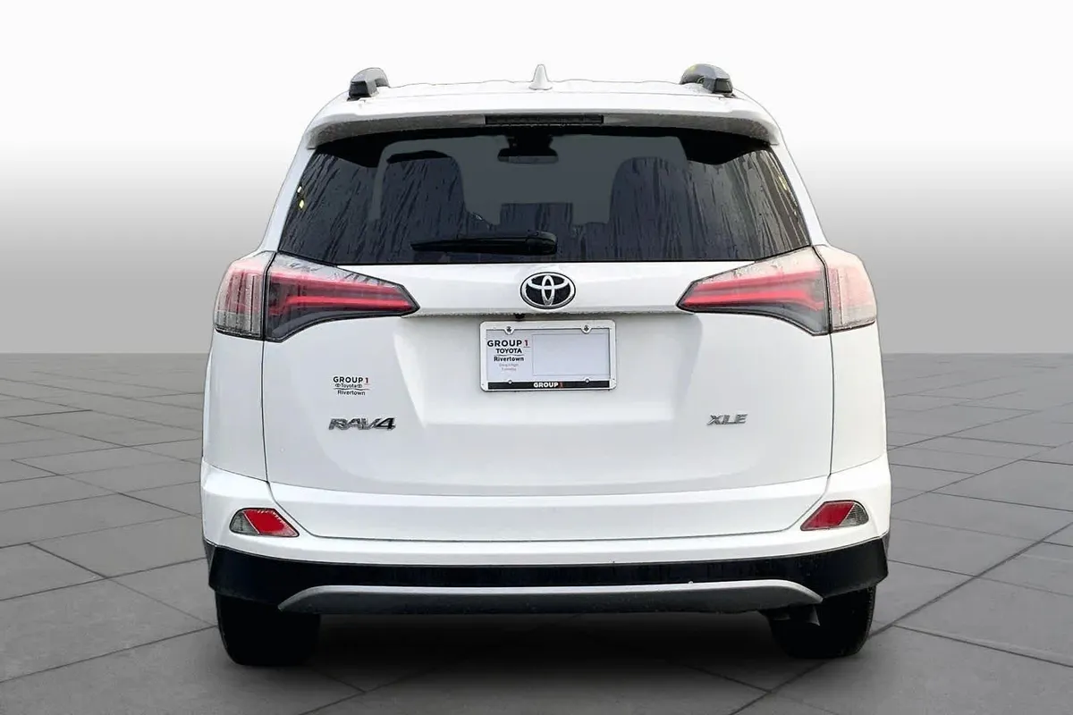 2017 Toyota RAV4 XLE thumbnail 5