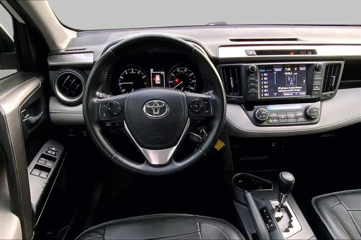 2017 Toyota RAV4 XLE thumbnail 6