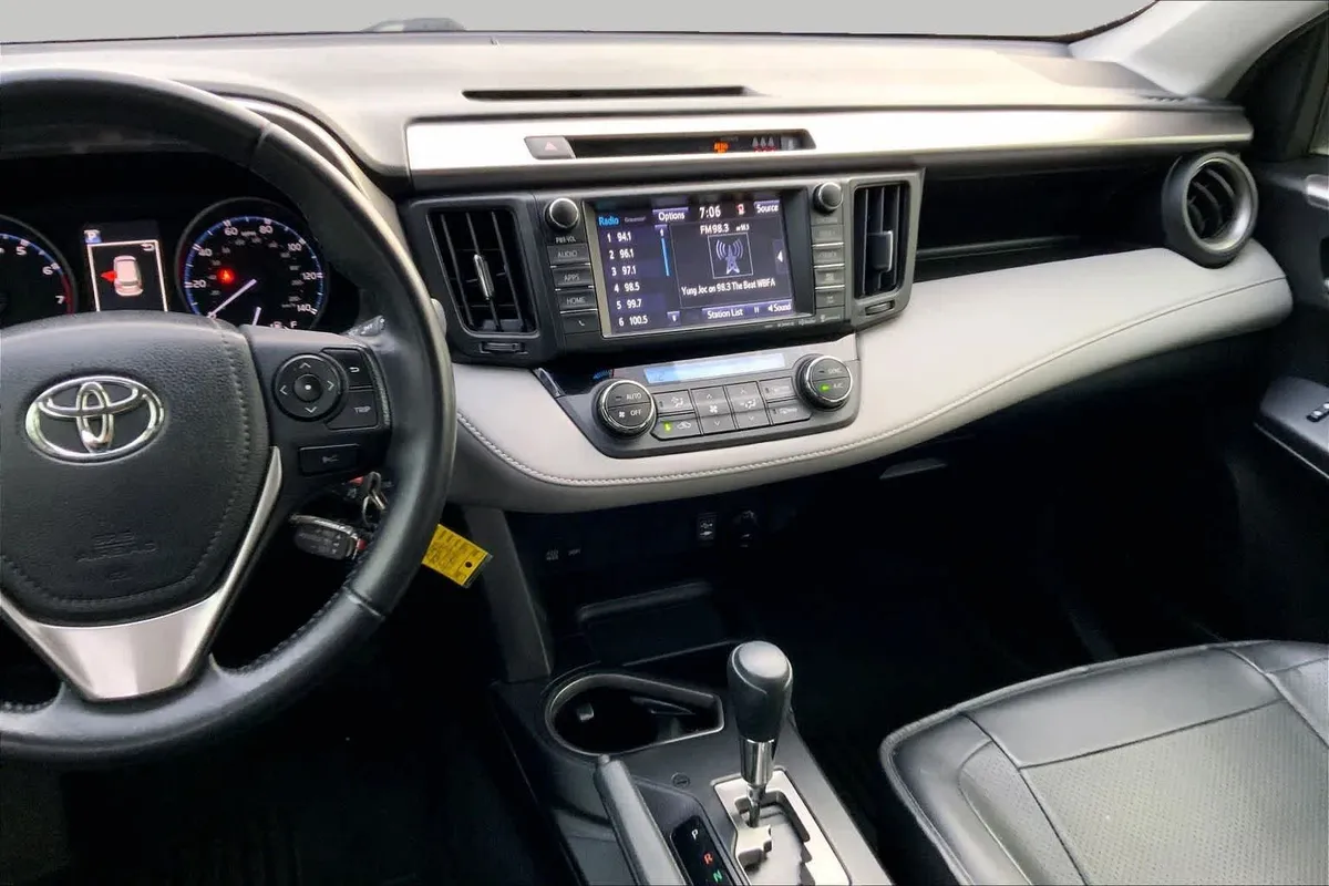 2017 Toyota RAV4 XLE thumbnail 7