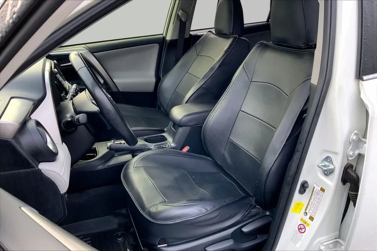 2017 Toyota RAV4 XLE thumbnail 8