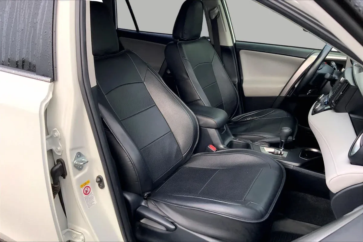 2017 Toyota RAV4 XLE thumbnail 9