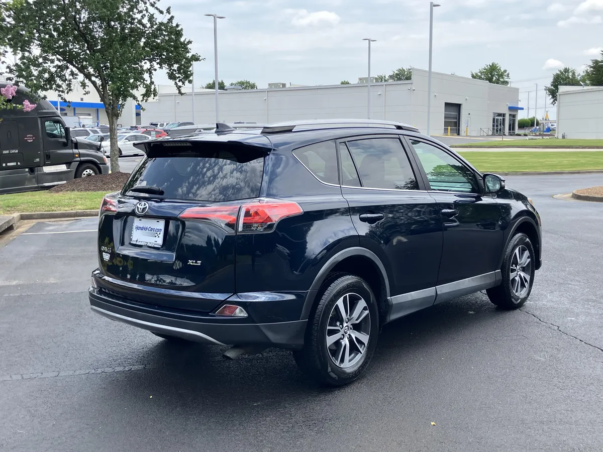 2017 Toyota RAV4 XLE FWD thumbnail 10