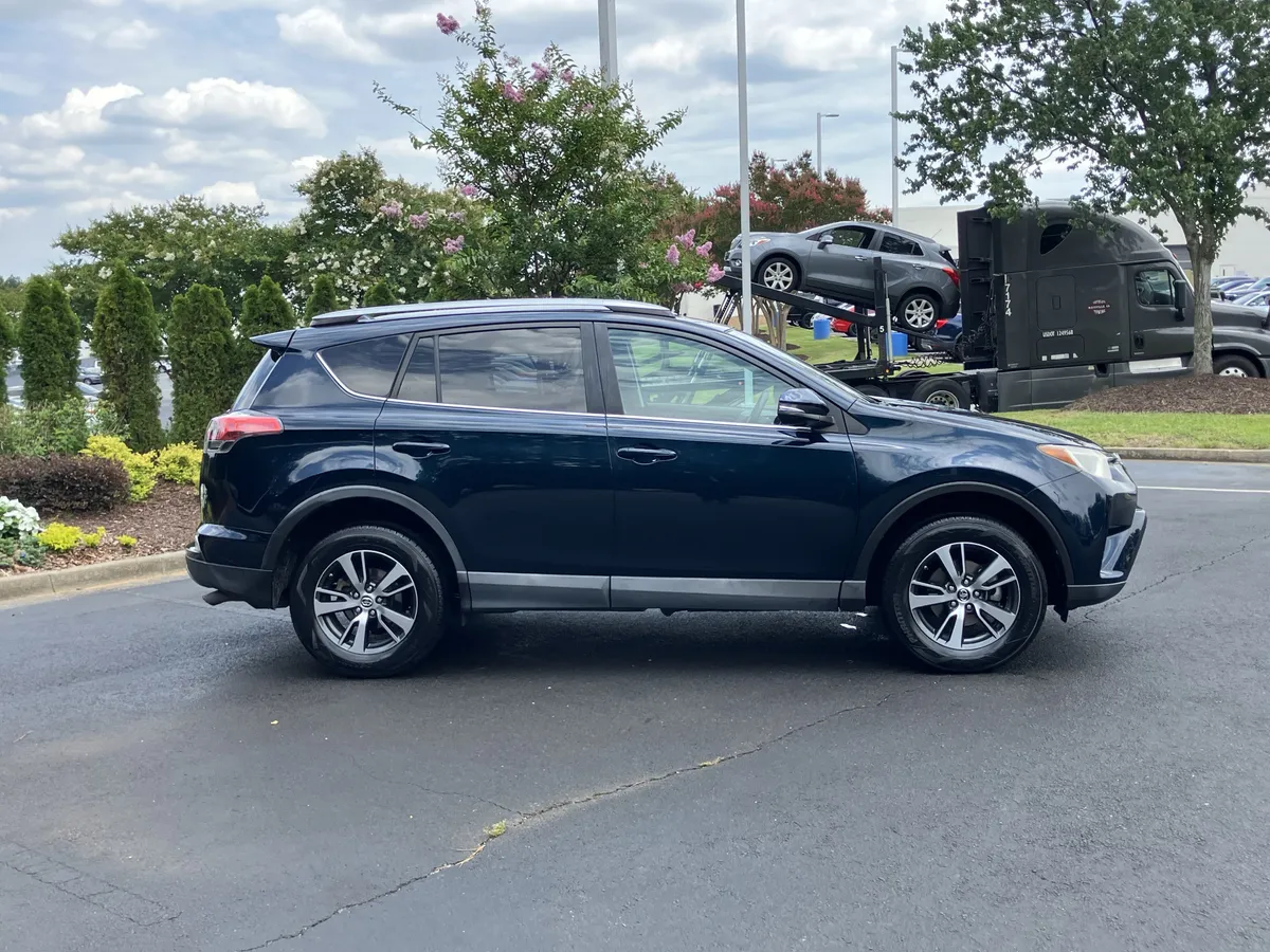 2017 Toyota RAV4 XLE FWD thumbnail 11