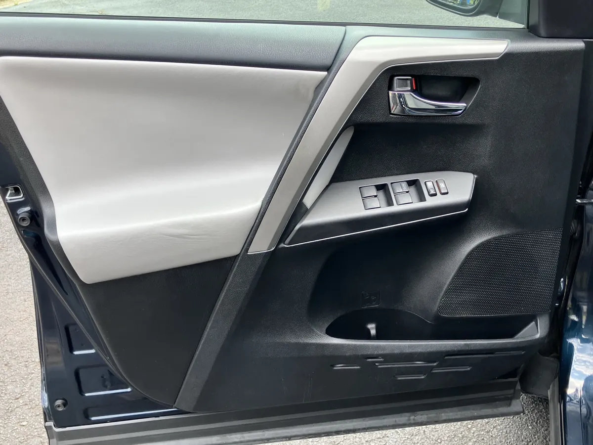 2017 Toyota RAV4 XLE FWD thumbnail 14