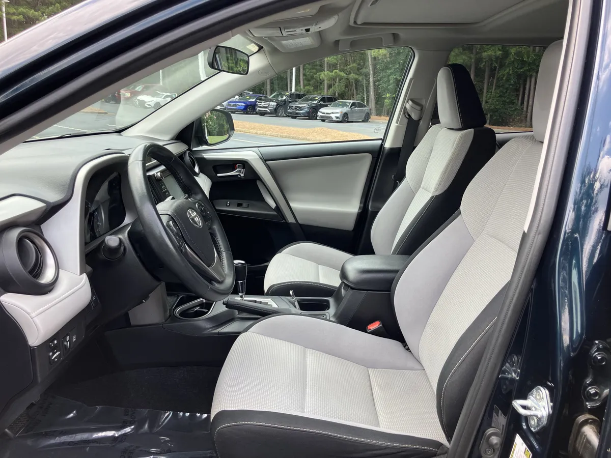 2017 Toyota RAV4 XLE FWD thumbnail 16
