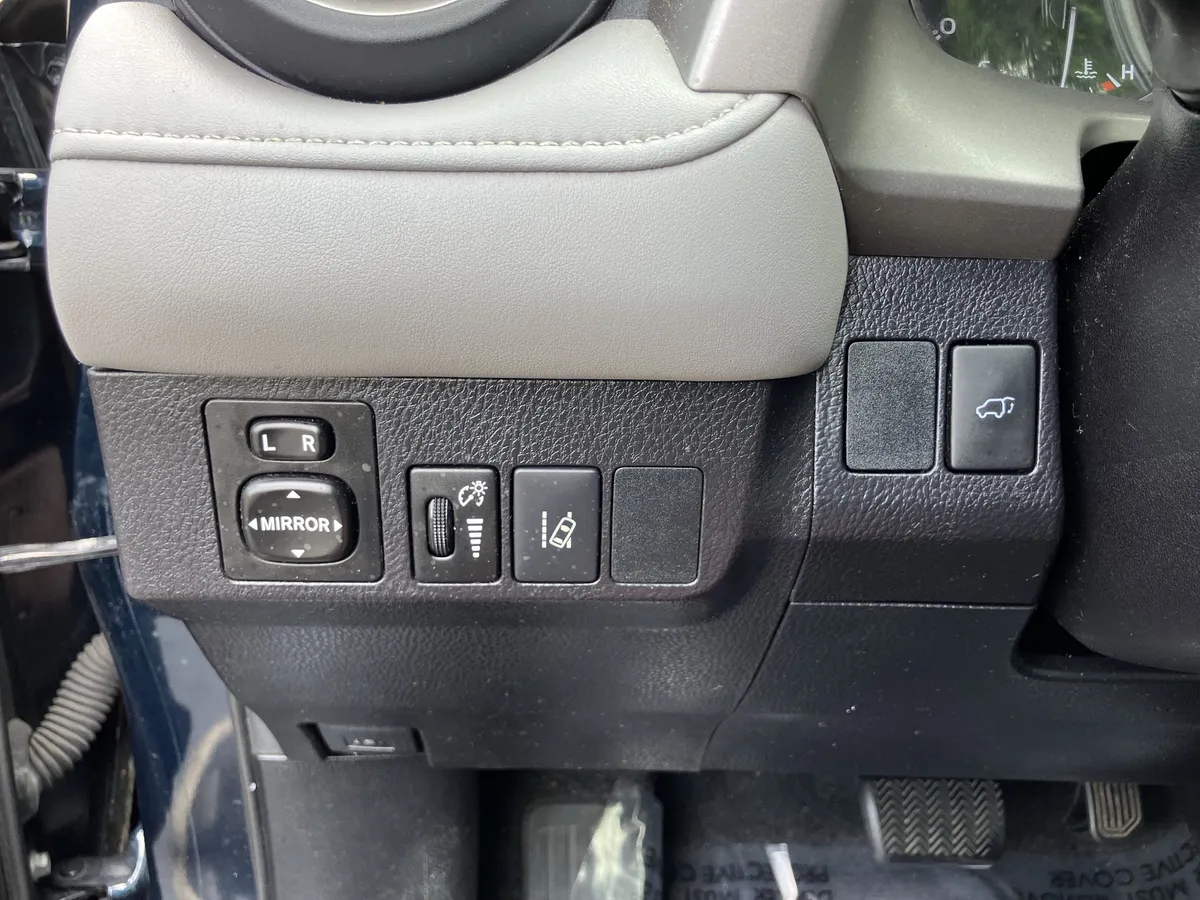 2017 Toyota RAV4 XLE FWD thumbnail 19