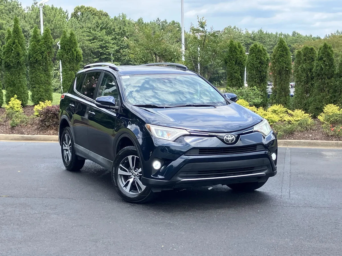 2017 Toyota RAV4 XLE FWD thumbnail 2