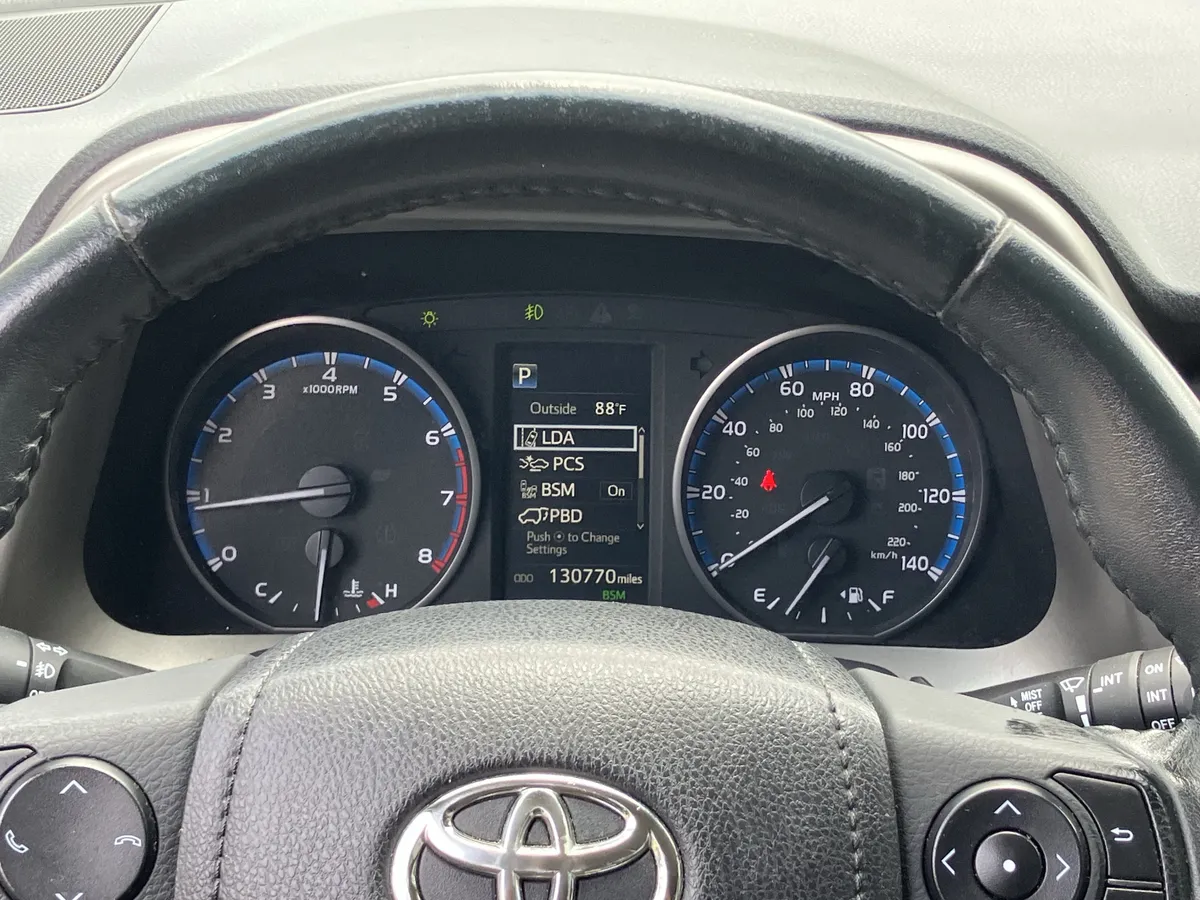 2017 Toyota RAV4 XLE FWD thumbnail 23