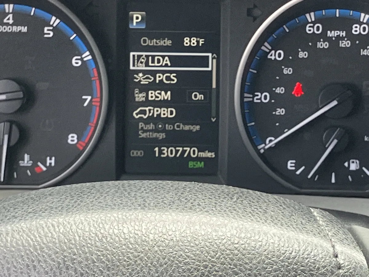 2017 Toyota RAV4 XLE FWD thumbnail 24