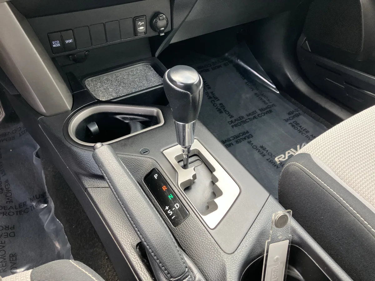 2017 Toyota RAV4 XLE FWD thumbnail 28