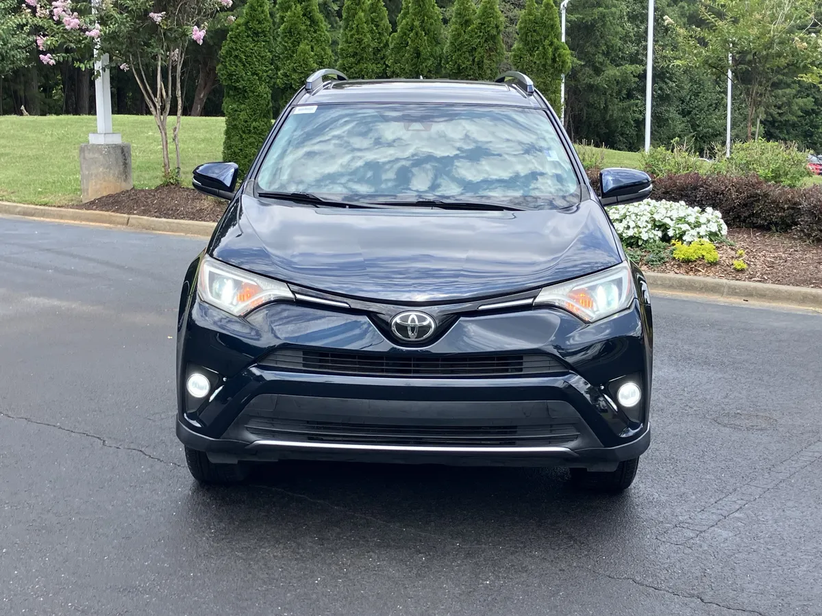 2017 Toyota RAV4 XLE FWD thumbnail 3
