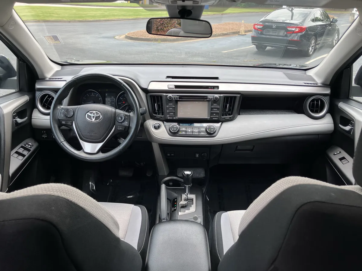 2017 Toyota RAV4 XLE FWD thumbnail 32