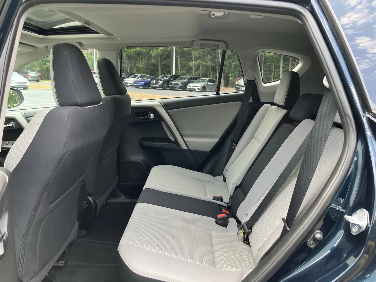 2017 Toyota RAV4 XLE FWD thumbnail 33