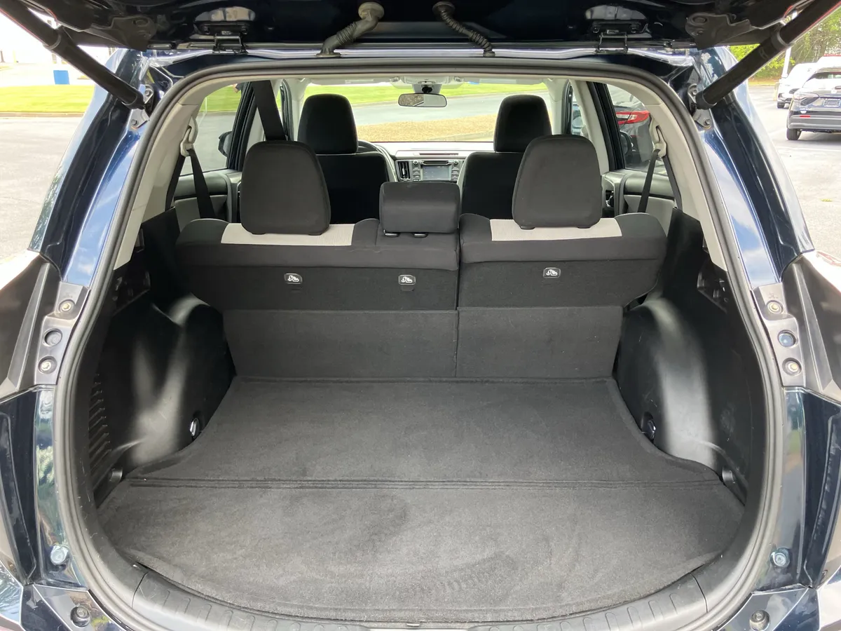 2017 Toyota RAV4 XLE FWD thumbnail 34