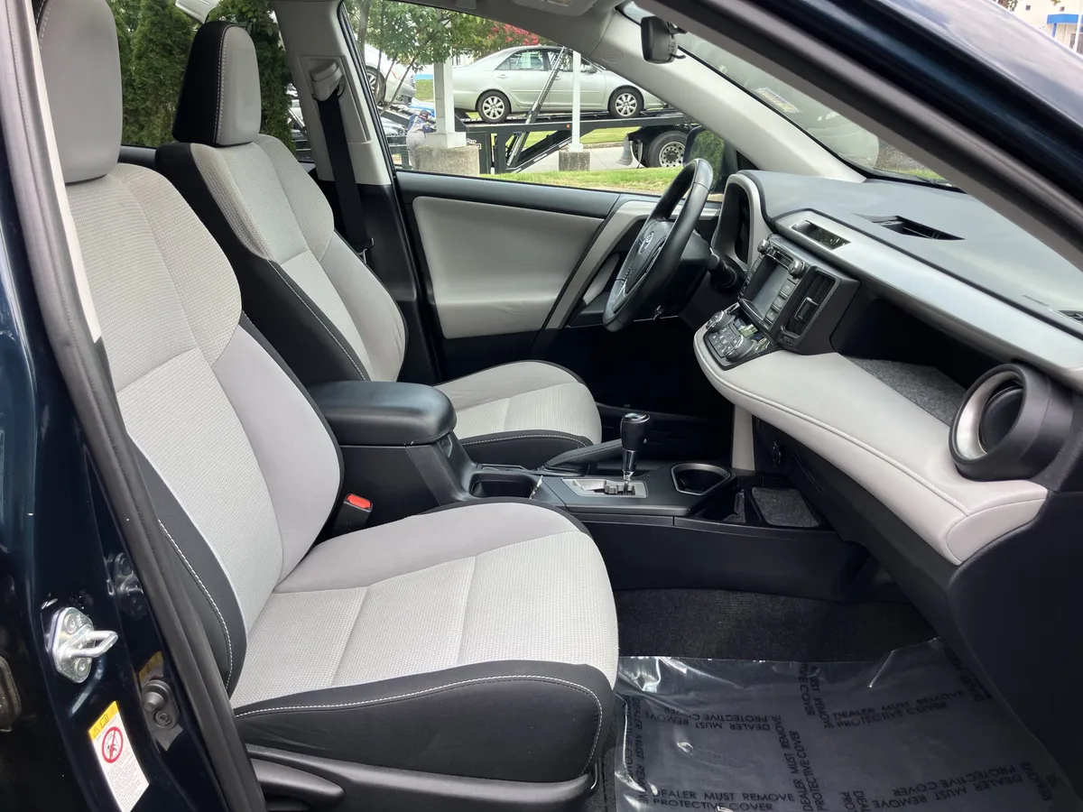 2017 Toyota RAV4 XLE FWD thumbnail 35