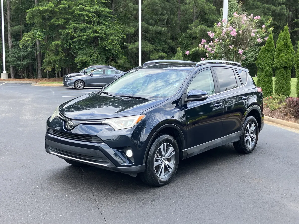 2017 Toyota RAV4 XLE FWD thumbnail 6