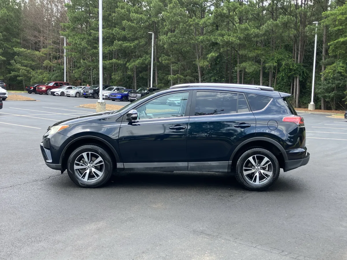 2017 Toyota RAV4 XLE FWD thumbnail 7