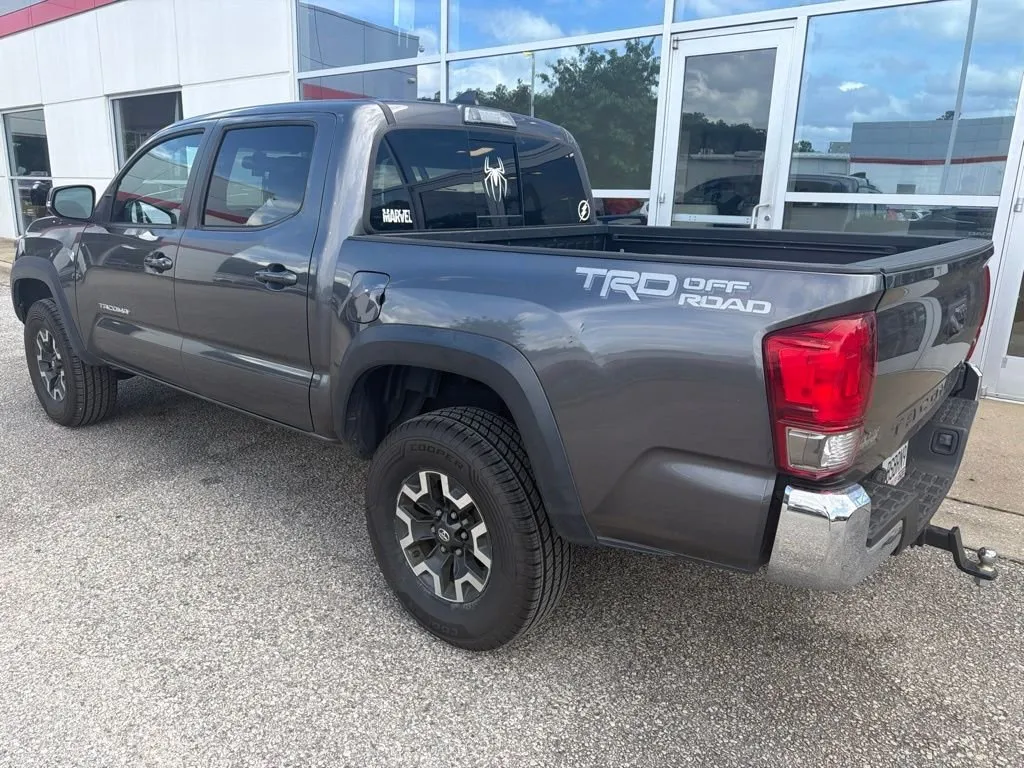 2017 Toyota Tacoma thumbnail 2