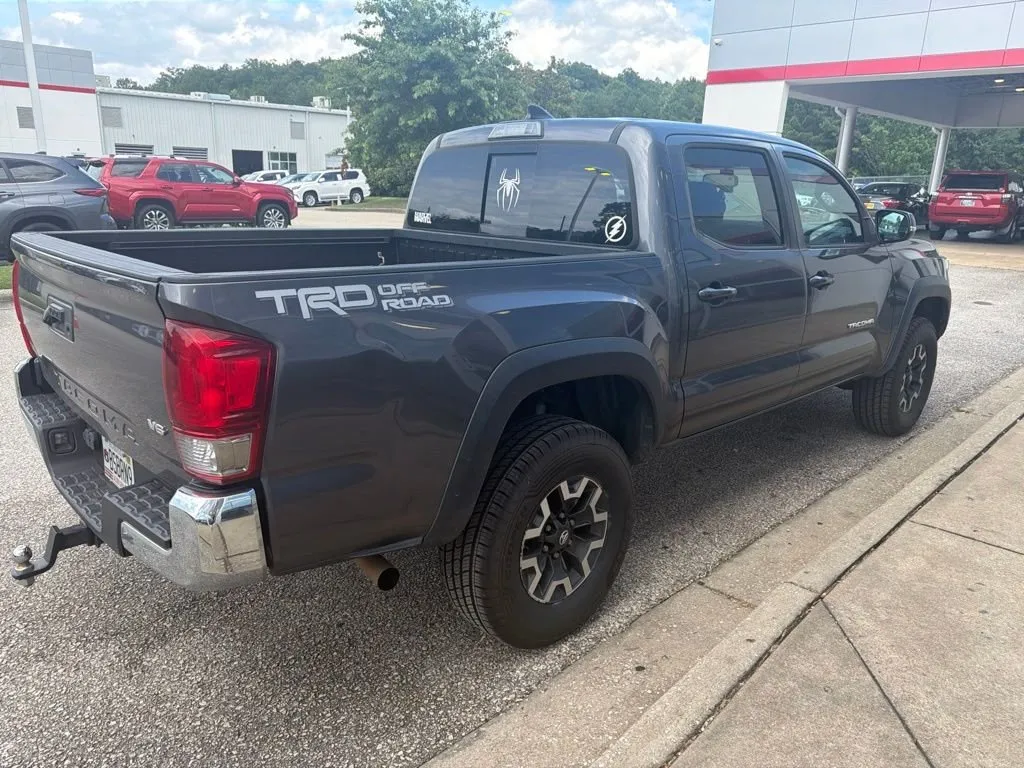 2017 Toyota Tacoma thumbnail 3