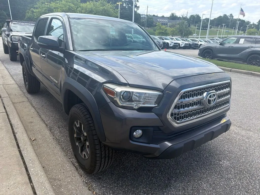 2017 Toyota Tacoma thumbnail 4
