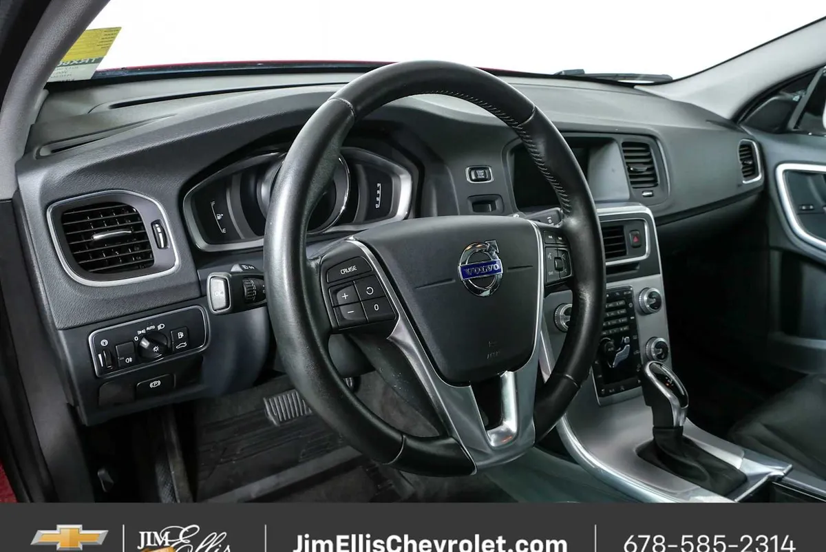 2017 Volvo V60 Cross Country T5 thumbnail 4