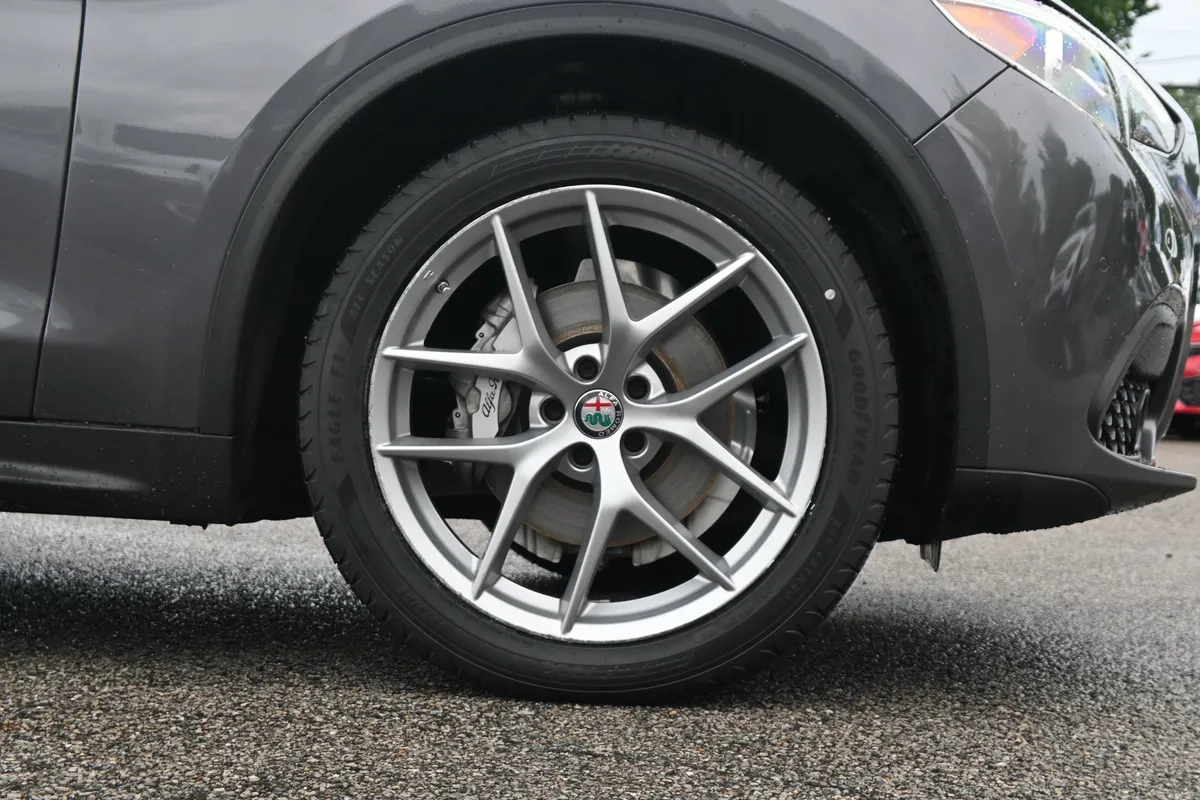 2018 Alfa Romeo Stelvio thumbnail 11