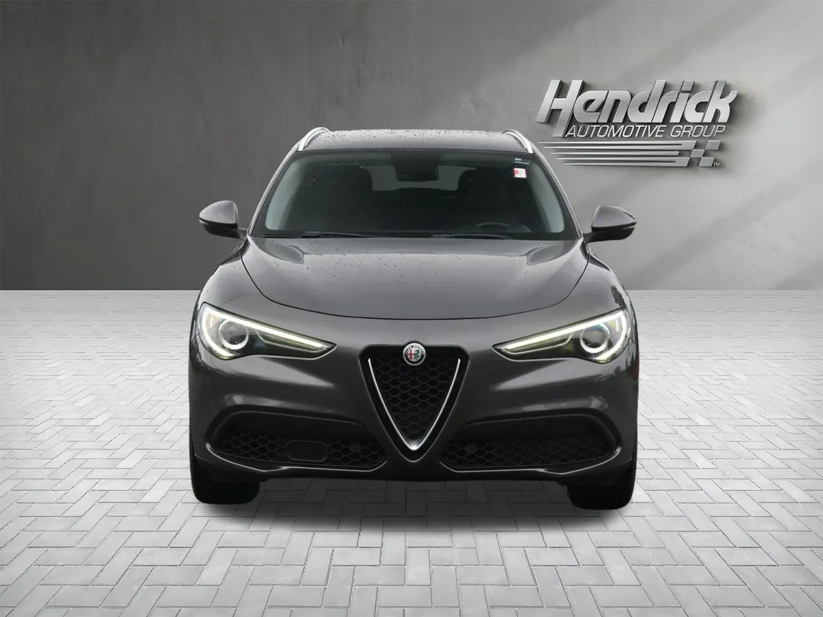 2018 Alfa Romeo Stelvio thumbnail 2