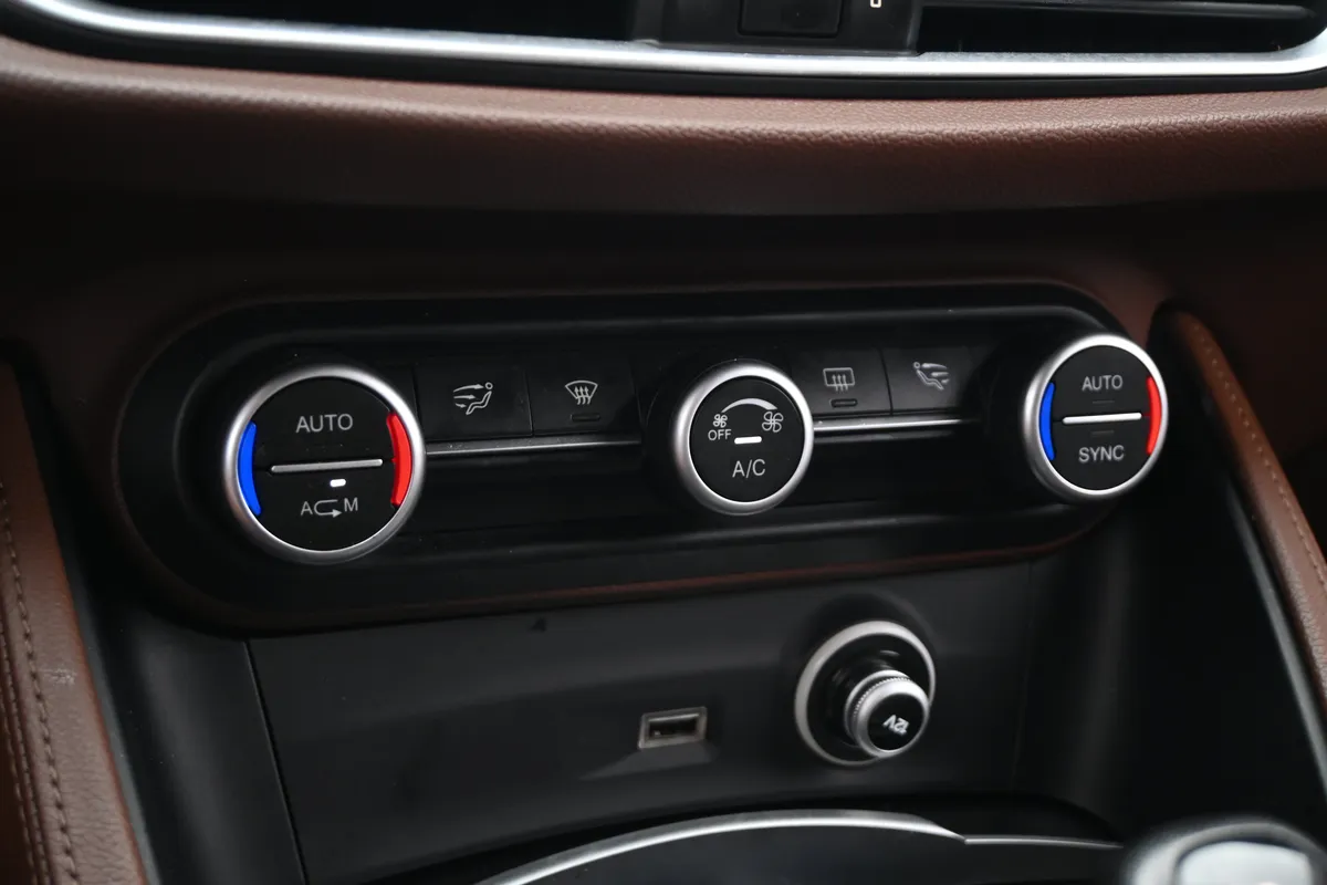 2018 Alfa Romeo Stelvio thumbnail 24