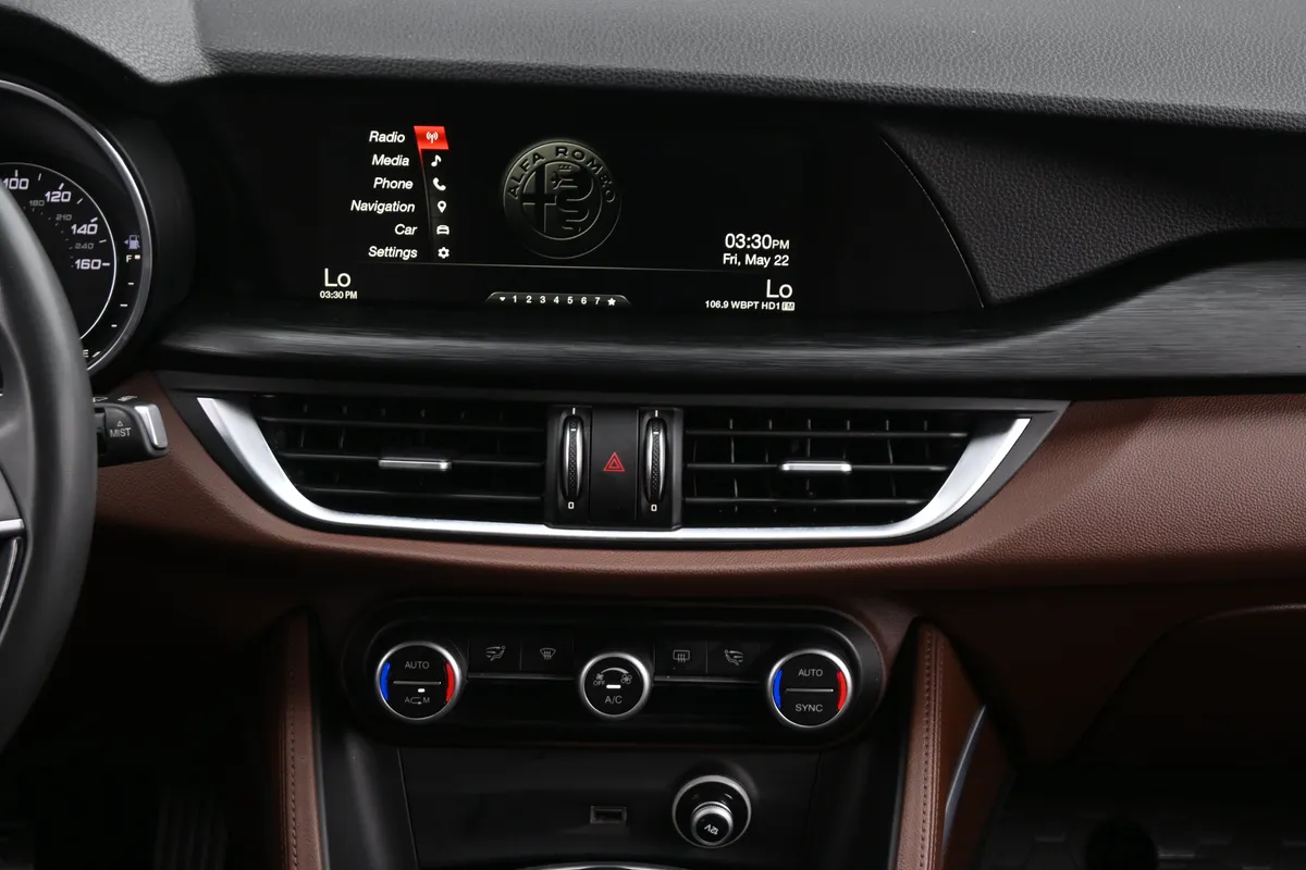 2018 Alfa Romeo Stelvio thumbnail 26