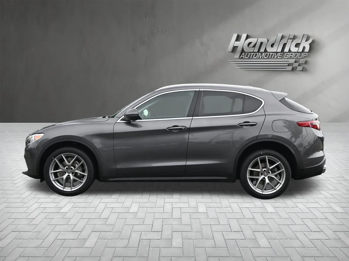2018 Alfa Romeo Stelvio thumbnail 5