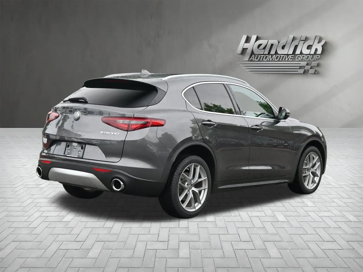 2018 Alfa Romeo Stelvio thumbnail 8