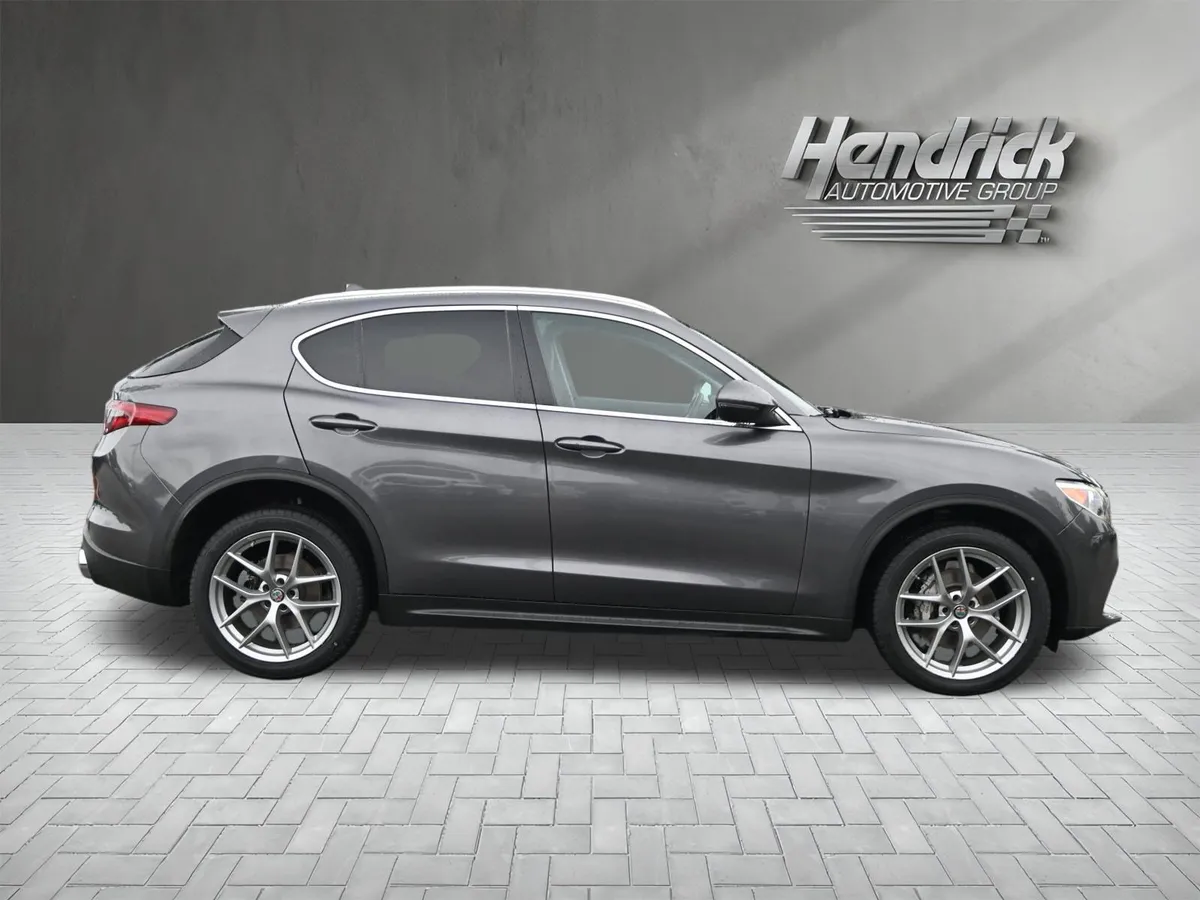 2018 Alfa Romeo Stelvio thumbnail 9
