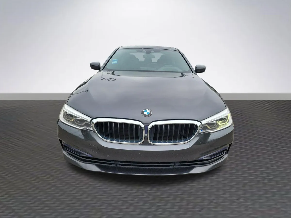2018 BMW 540i xDrive thumbnail 2