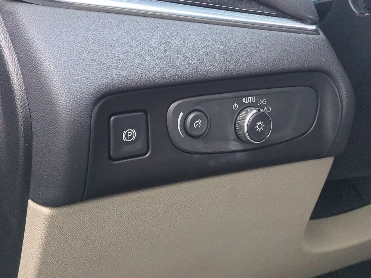 2018 Buick Enclave Premium thumbnail 15