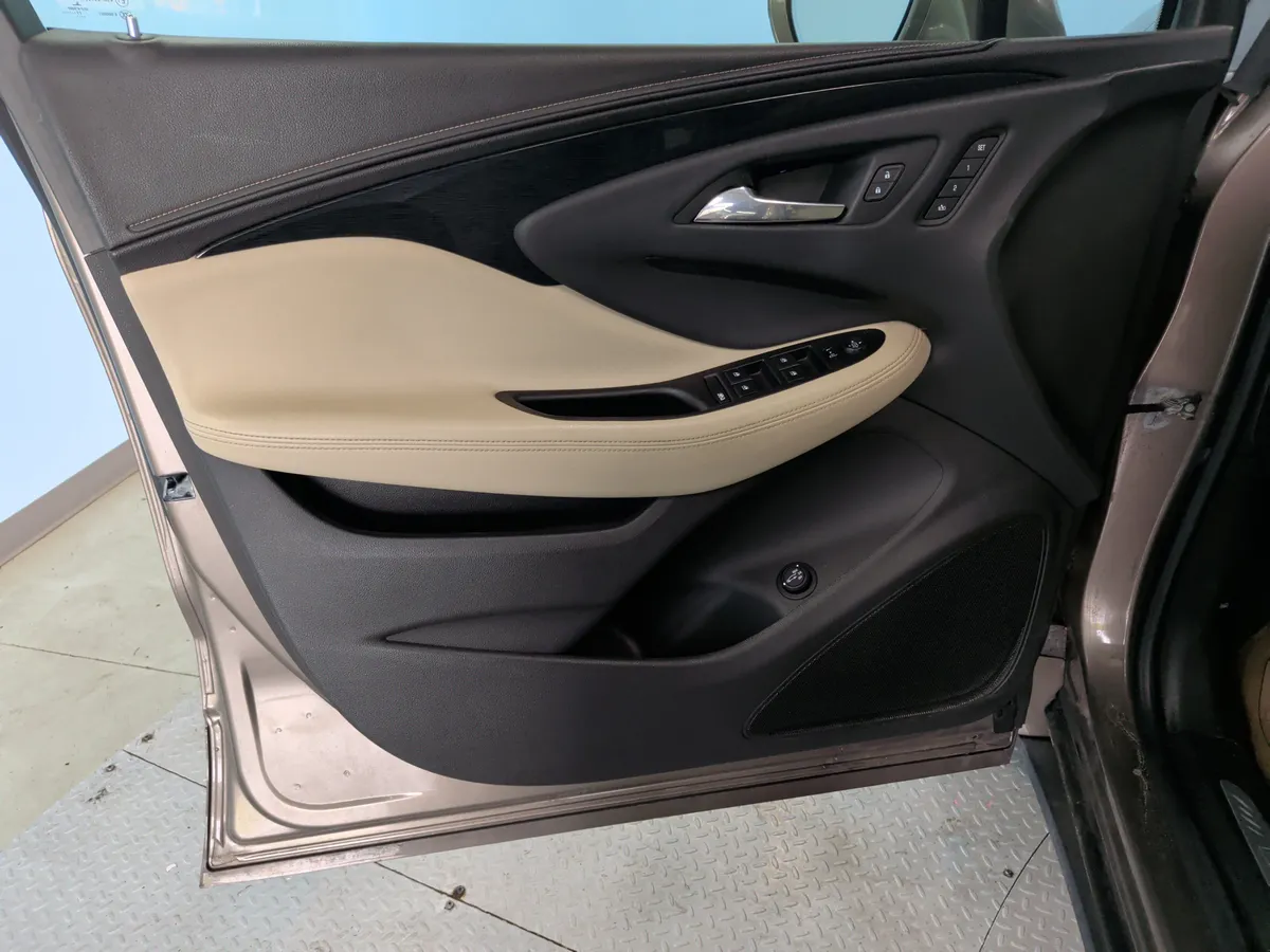 2018 Buick Envision Essence thumbnail 11