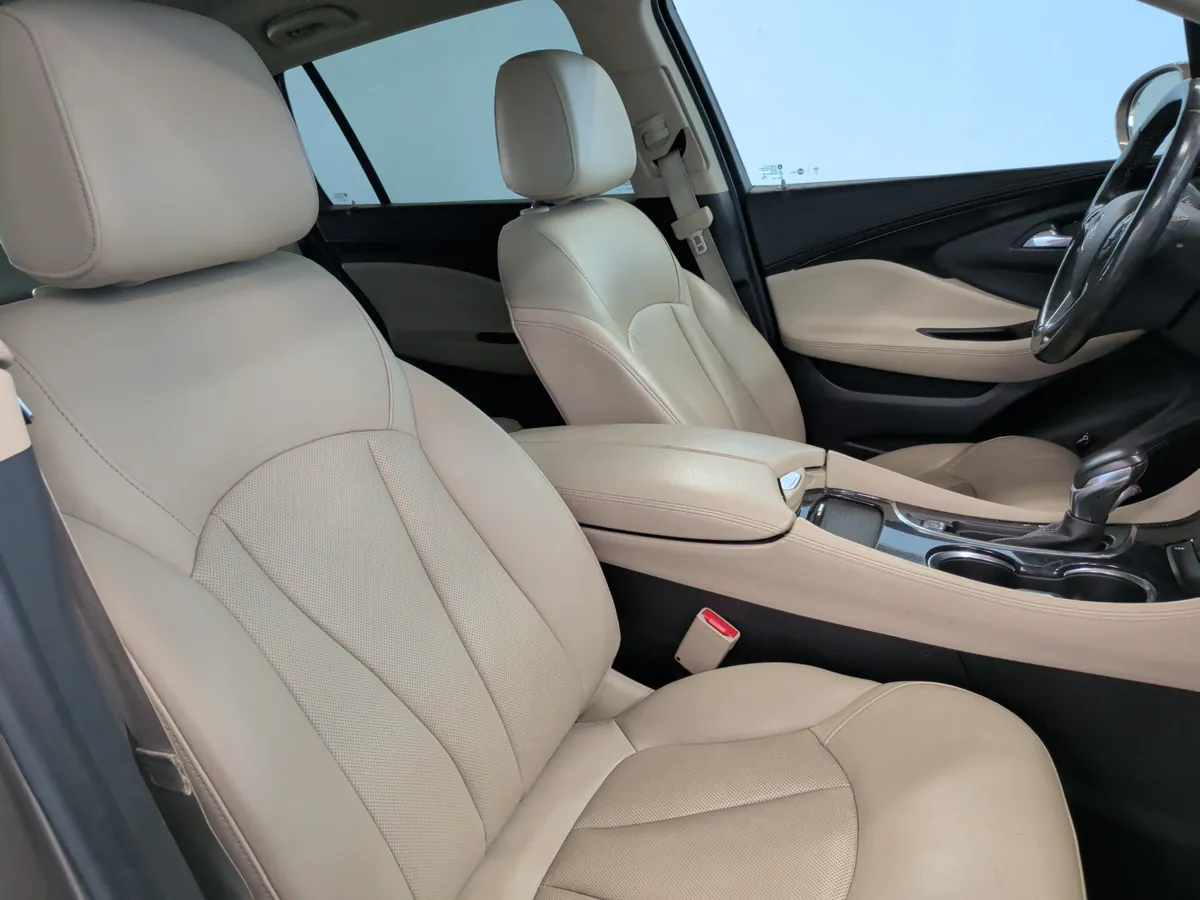 2018 Buick Envision Essence thumbnail 31