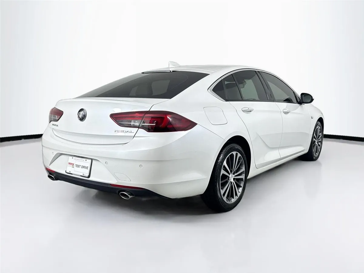 2018 Buick Regal Sportback Essence thumbnail 2