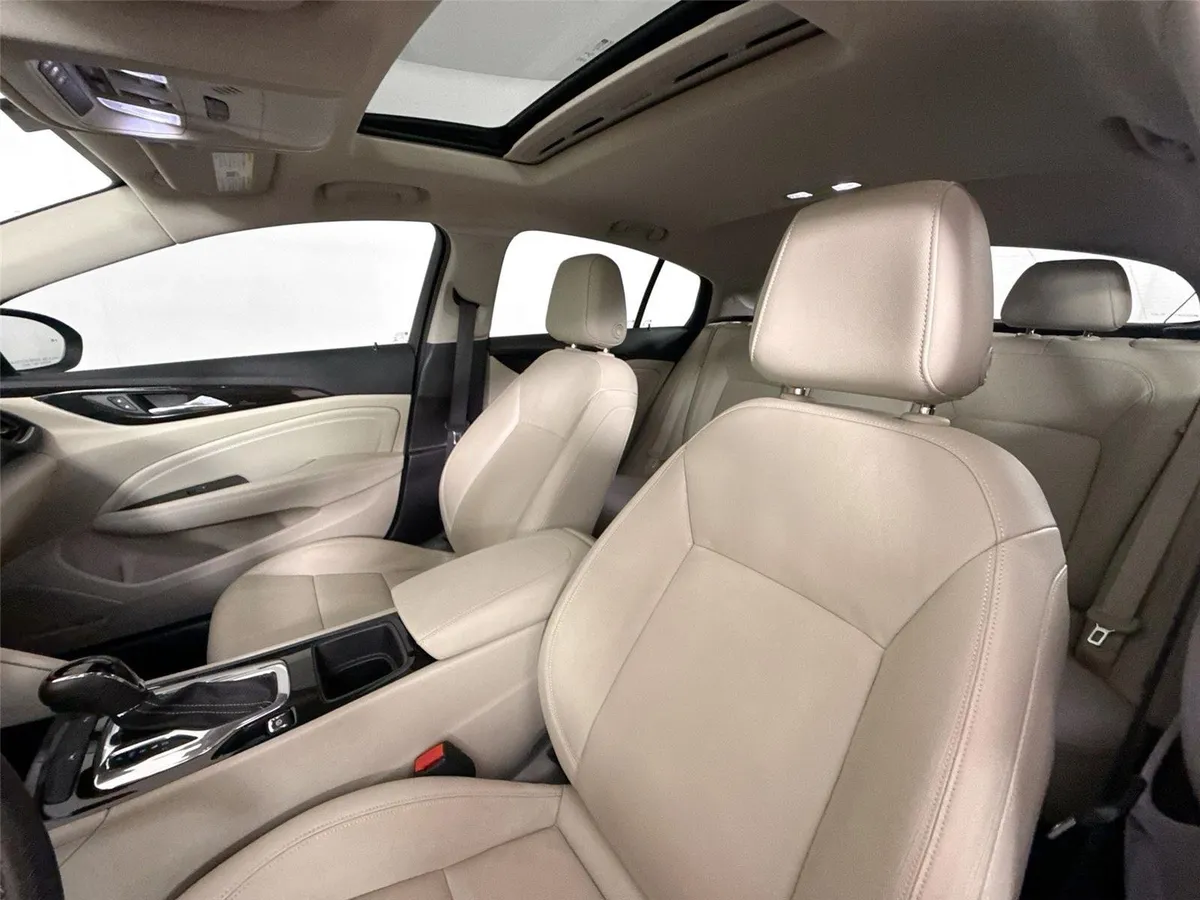 2018 Buick Regal Sportback Essence thumbnail 3