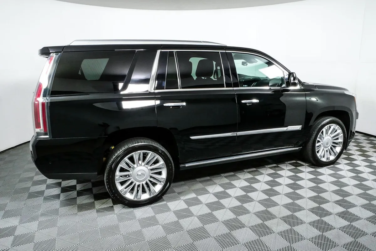 2018 Cadillac Escalade Platinum thumbnail 2