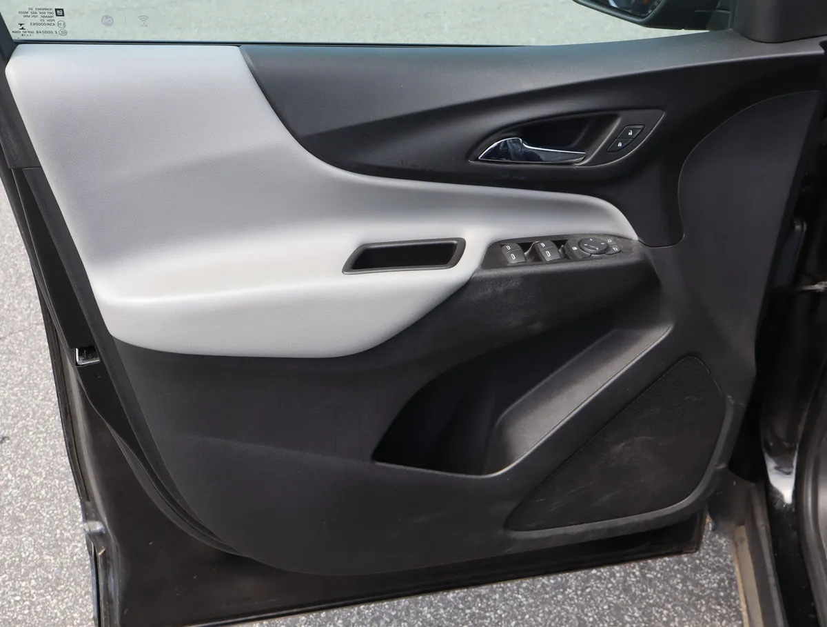 2018 Chevrolet Equinox LS thumbnail 12