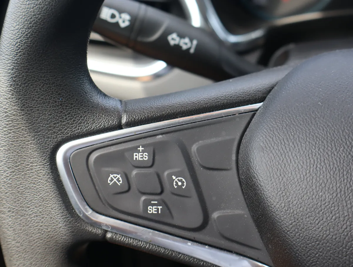 2018 Chevrolet Equinox LS thumbnail 17