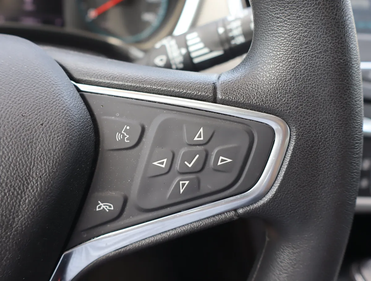 2018 Chevrolet Equinox LS thumbnail 19
