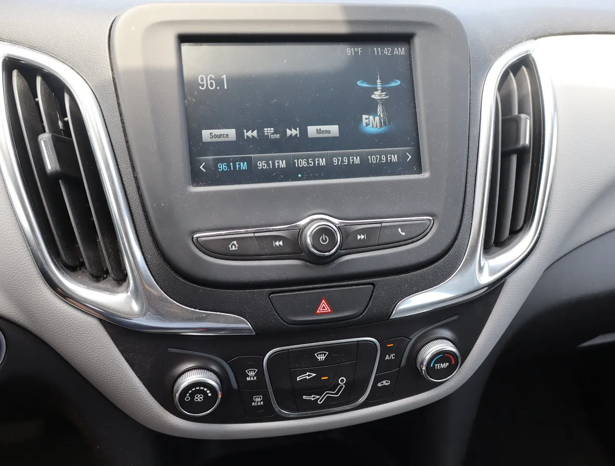 2018 Chevrolet Equinox LS thumbnail 22