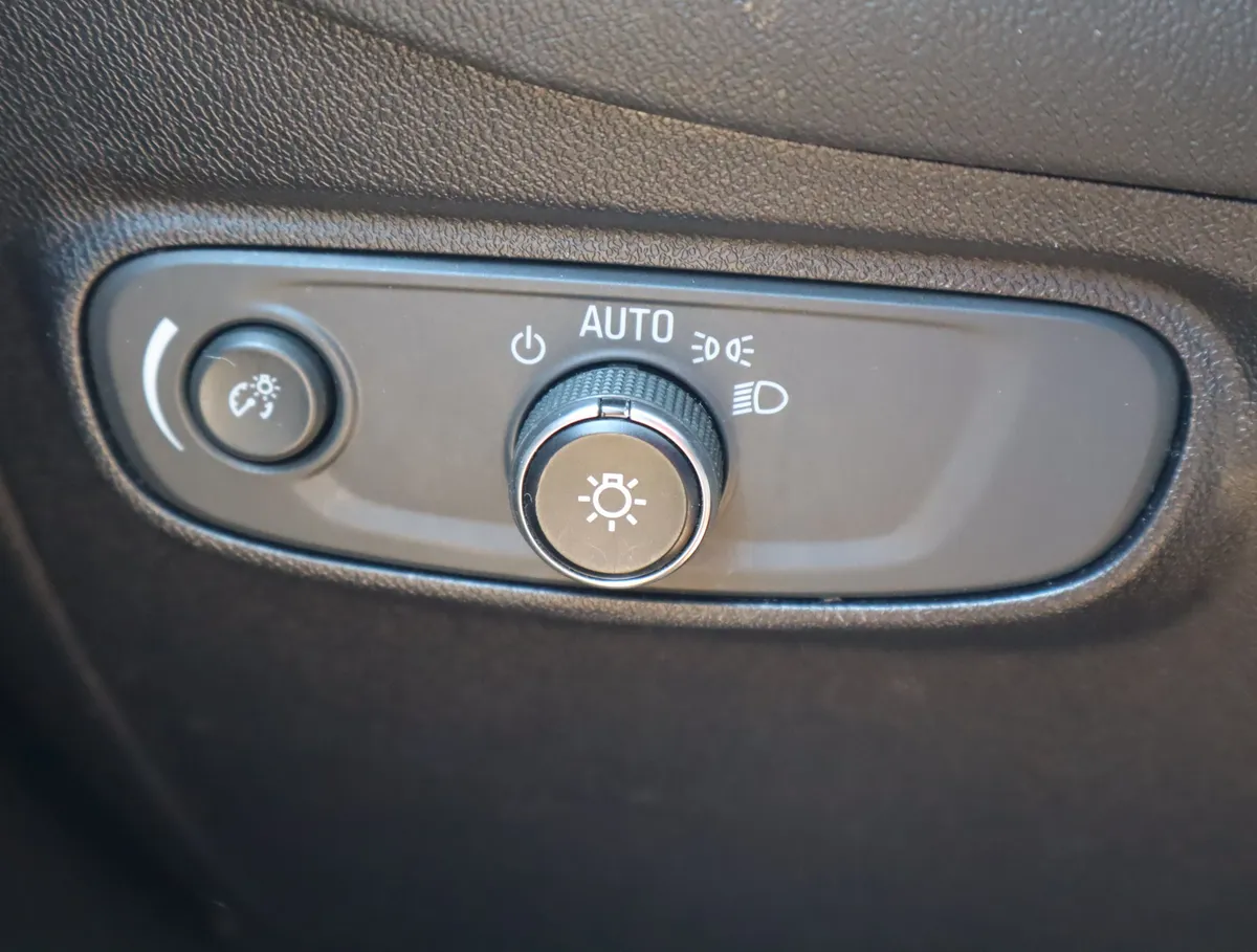 2018 Chevrolet Equinox LT thumbnail 17