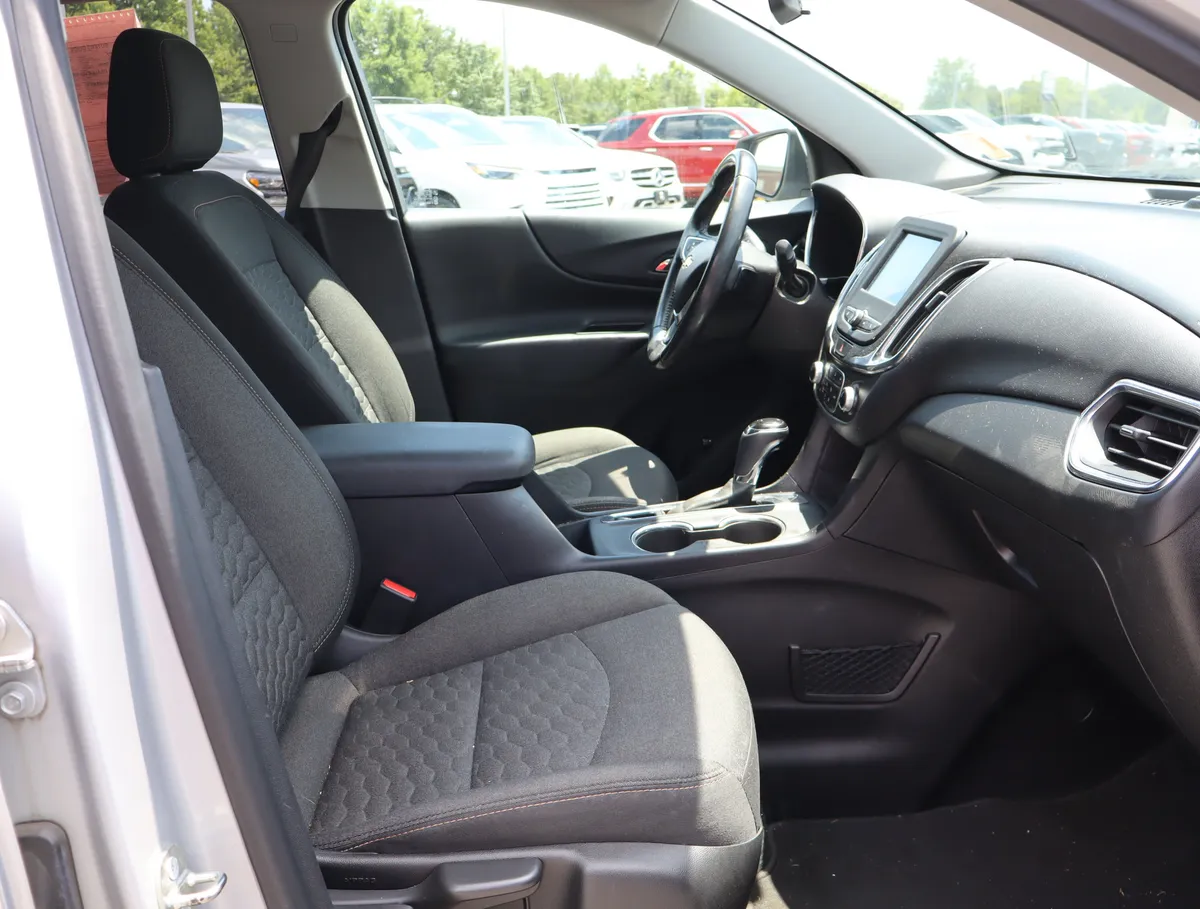 2018 Chevrolet Equinox LT thumbnail 19