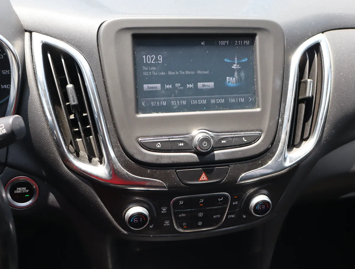 2018 Chevrolet Equinox LT thumbnail 22