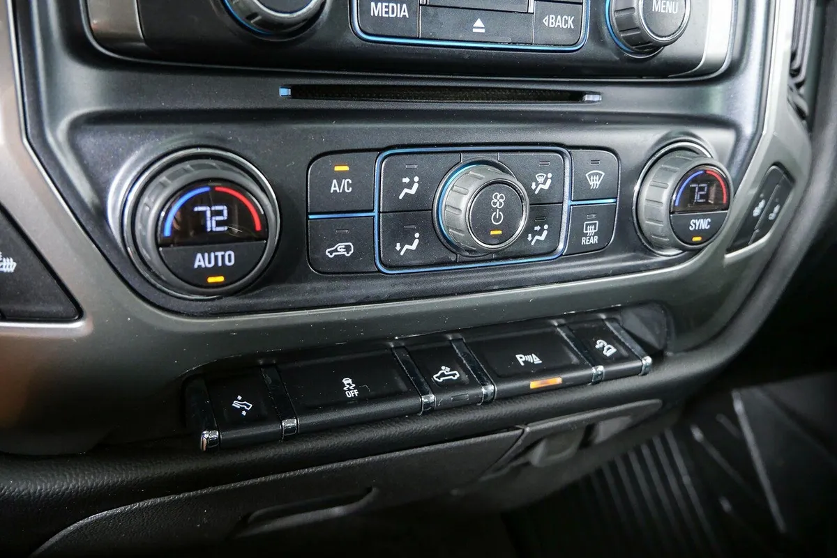 2018 Chevrolet Silverado 1500 LT thumbnail 17
