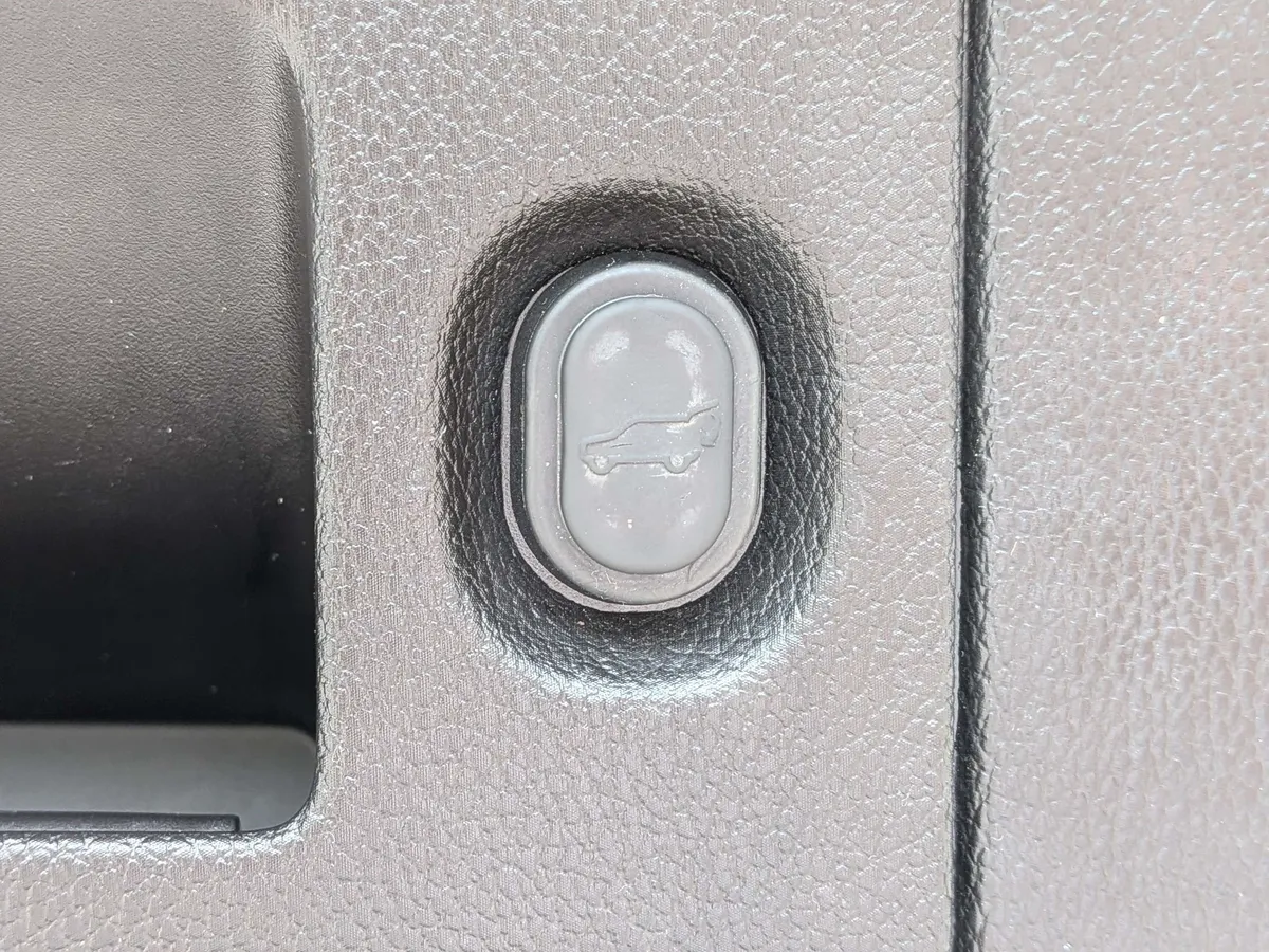 2018 Chevrolet Tahoe LT thumbnail 16